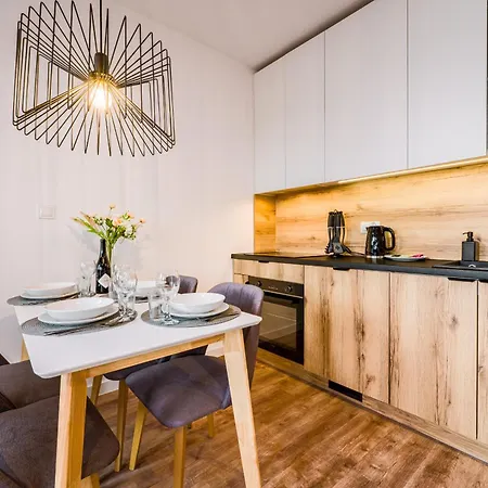 Partynice - Parking&balcony - By Rentujemy Apartament Wrocław